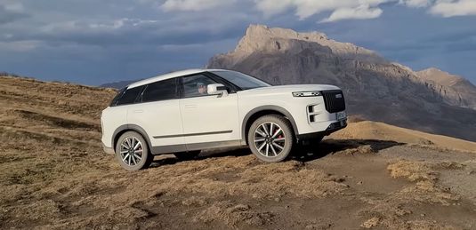 Теперь все равняются на него? Чем привлекателен JAECOO J7 и что нужно улучшить